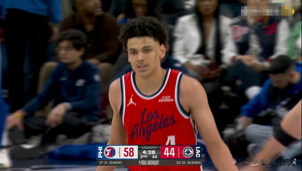 快船新秀桑德斯又发威了！在今天快船主场迎战76人的比赛中，目前双方半场战罢，虽然