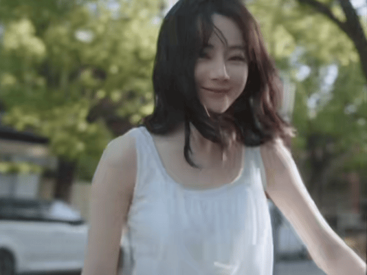 热巴现在会羡慕娜扎么？以前两个人的美貌势均力敌，现在热巴的脸越来越肿，娜扎的骨相