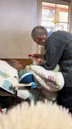 82岁爷爷拿电动小鱼逗卧床奶奶，全网破防：终其一生，不过是寻找一双爱人望向你的眼