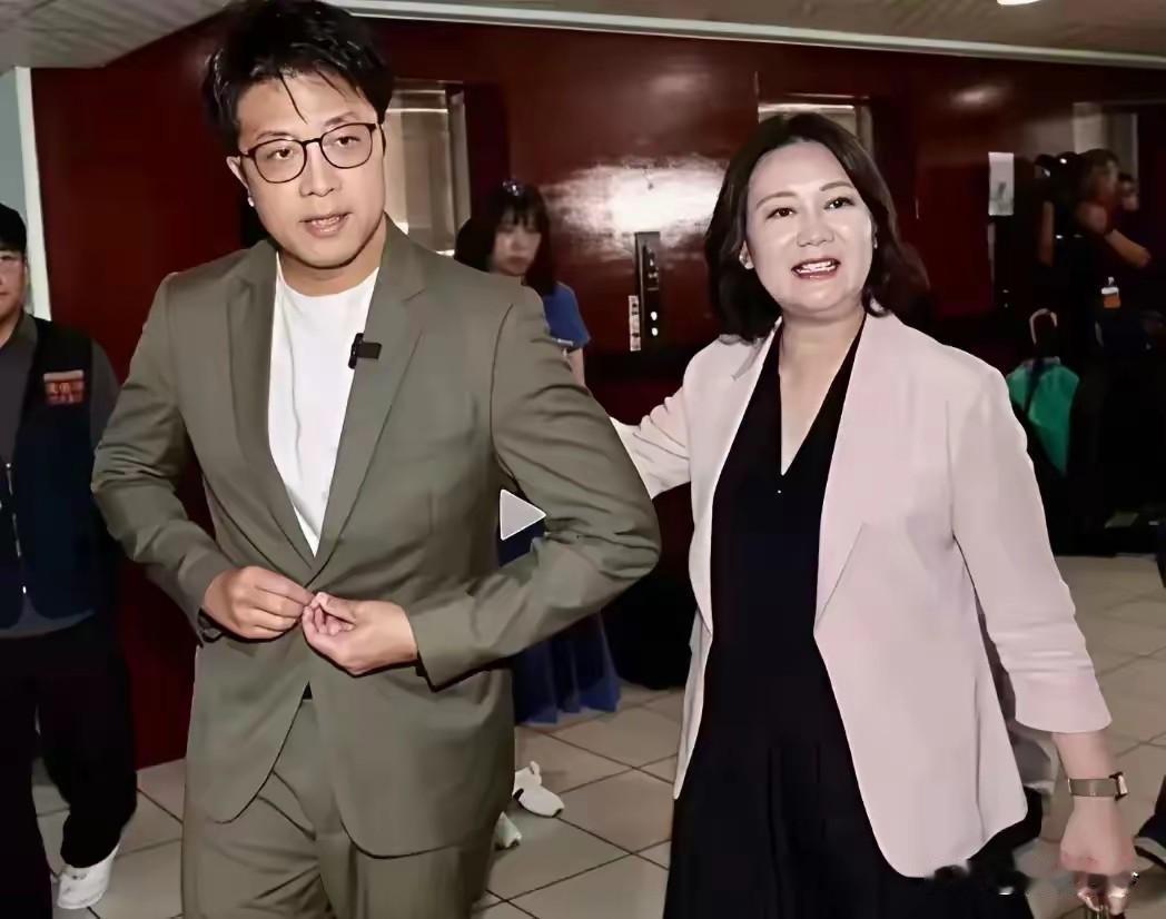 沈伯洋自被提名为台北市长参选人后，吴思瑶就形影不离，甚至一同过生日，一同划龙舟，