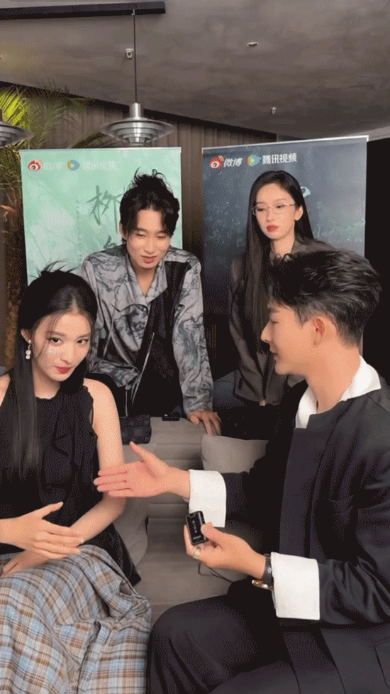#张晚意牵王楚然的手一牵一个准##柳舟记# 这直播给我们吃这么好吗？！张晚意一伸
