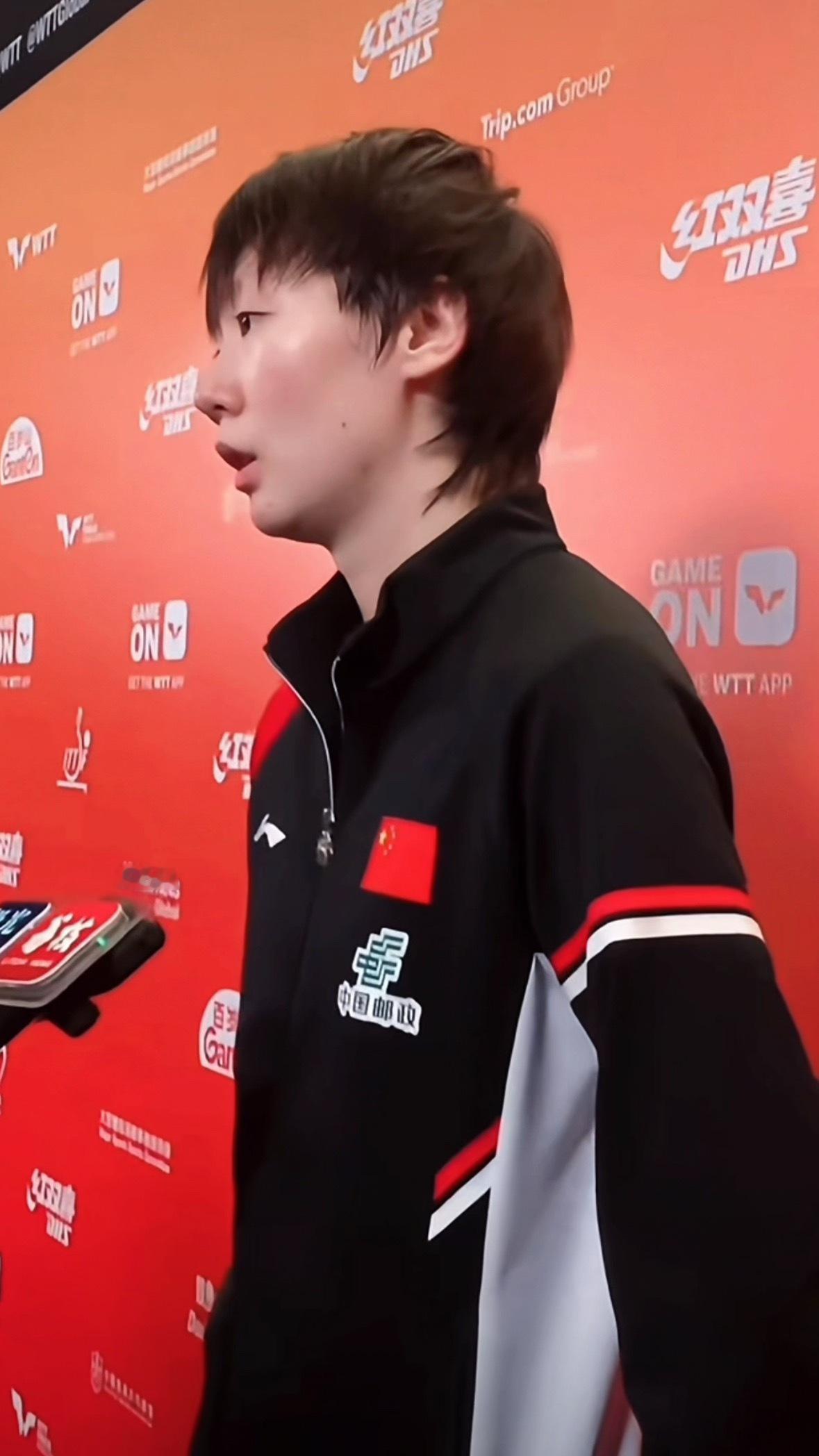 嘴巴翘翘的好想亲😖 