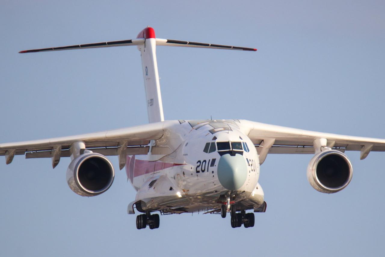 日本C-2运输机是由川崎重工研制的大型军用运输机，设计最大载重37吨。

但因结