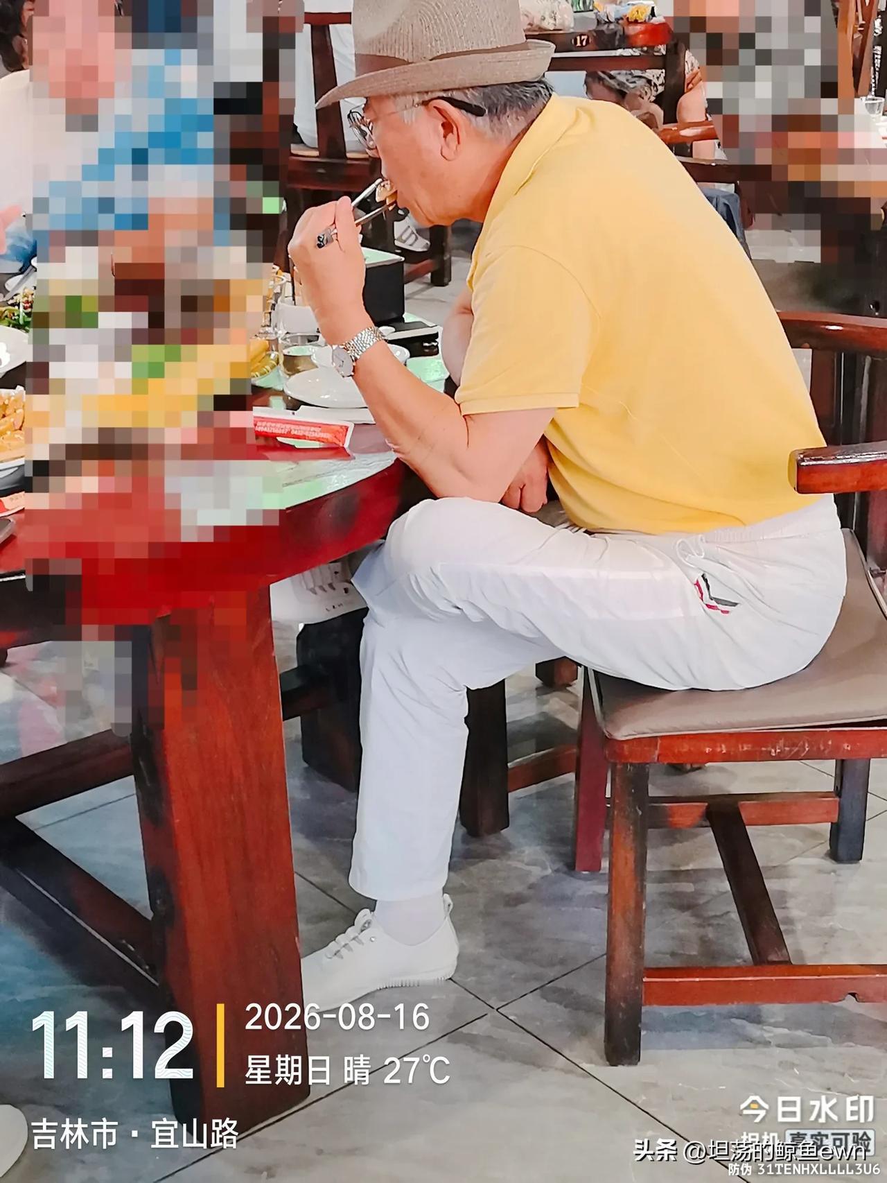 这位老大哥绝对是吉林市最有气质的退休老人，没有之一
       昨天8月16日