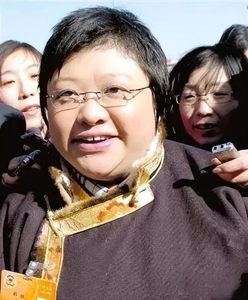 近日韩红民族身份争议引发热议，有人发现其家中摆放溥仪照片。作为清朝末代皇帝，溥仪