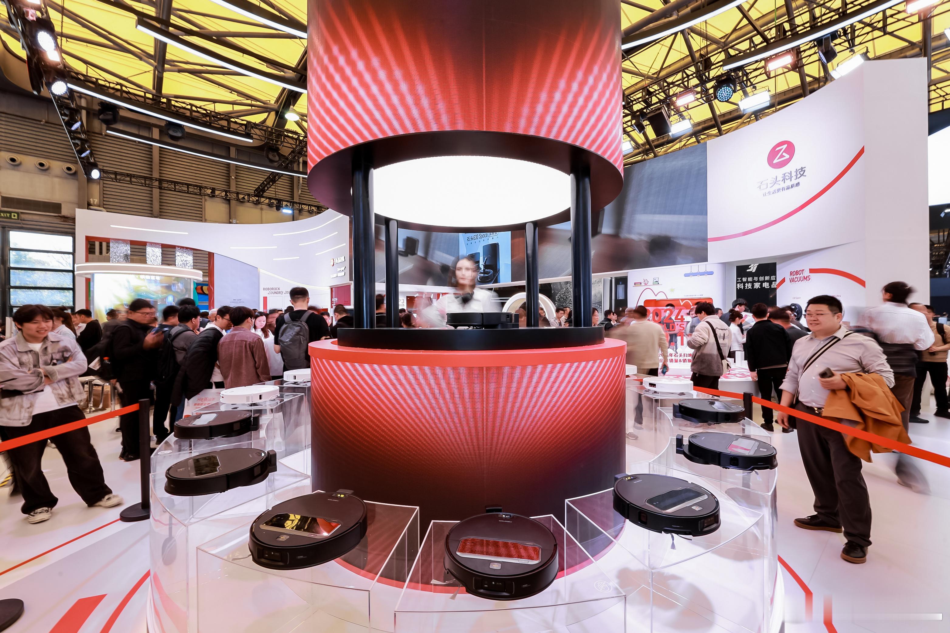 石头科技的AWE展台挤满了人，还有不少歪果仁前来参观，堪称全场焦点。全球首创五轴