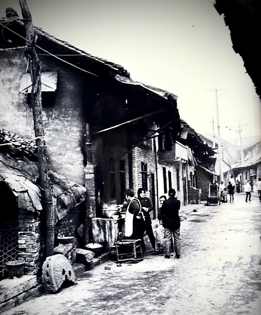 1955年，四川南充青居乡，农民杨大发和妻子激烈争吵。妻子被逼急了，大喊：“你再