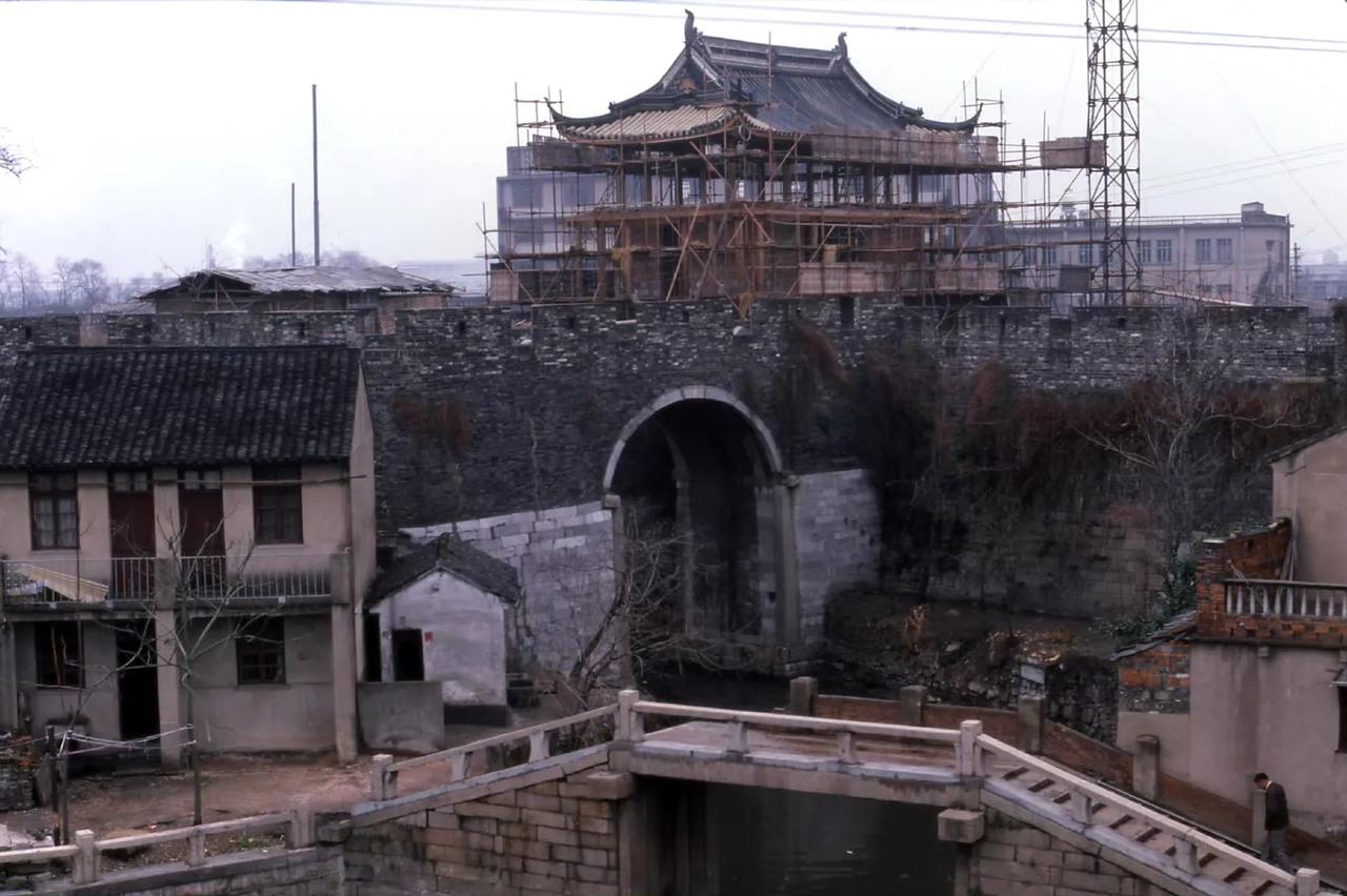 重建中的盘门，苏州，1986年摄。 ​​​