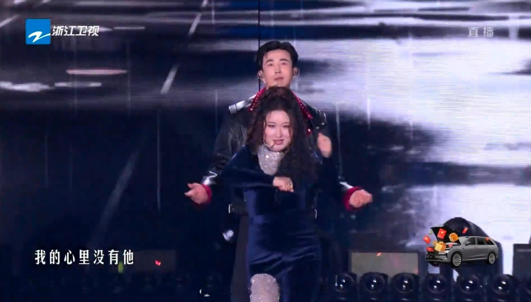 本来以为又是一个锤娜丽莎和他的人间油物男友的搞笑表演……没想到是现场求婚啊！！！