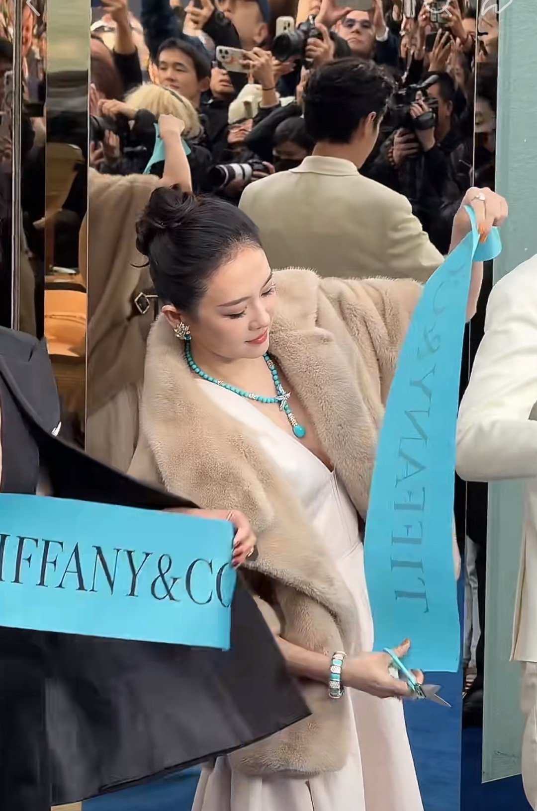 章子怡宋雨琦同框剪彩tiffany群星剪彩 好养眼 