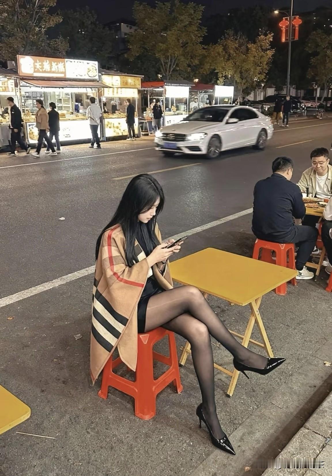 这身材，这气质，这着装！就连一个女人都想多看两眼！