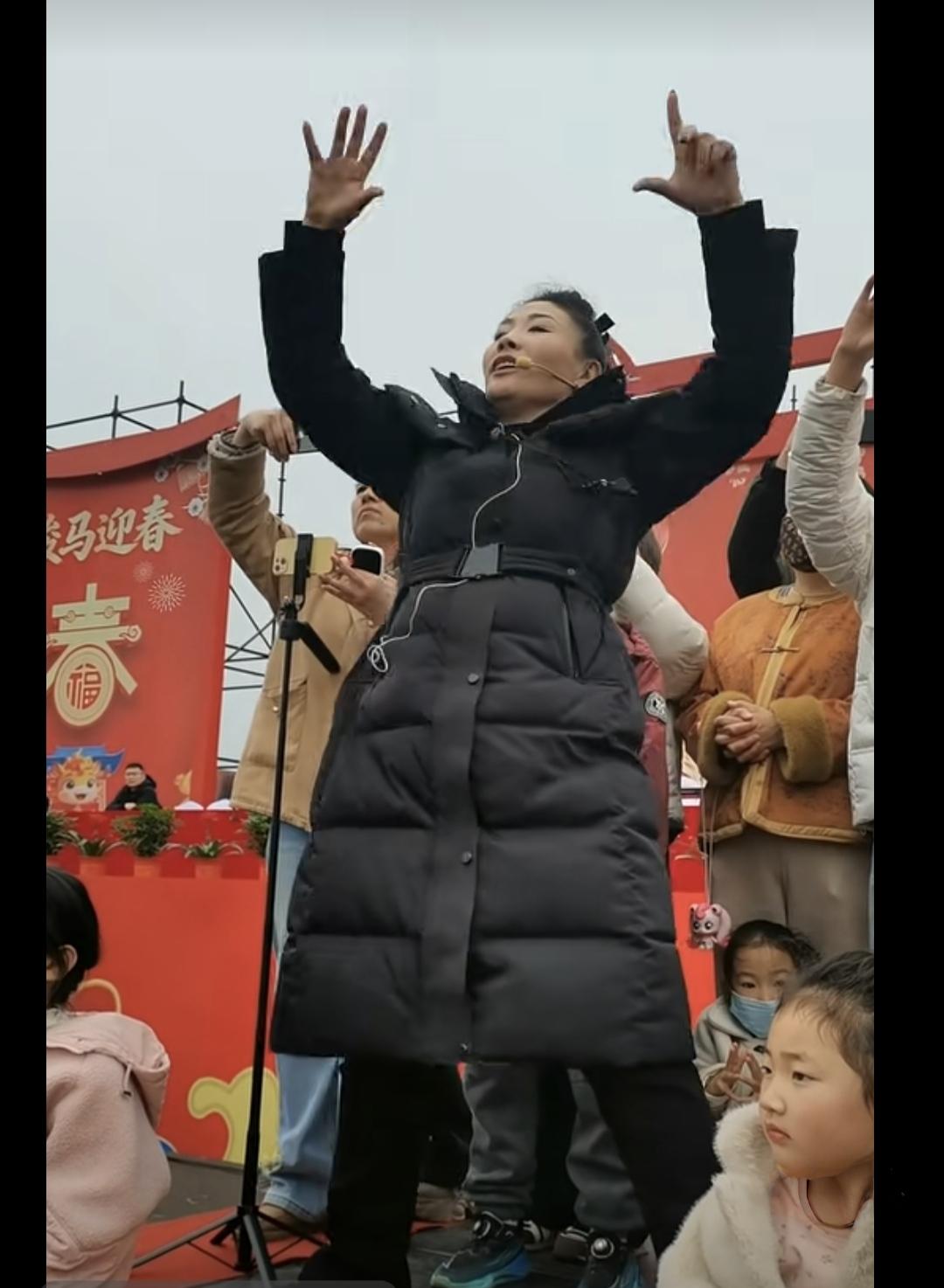 “记录每日生活”山西省河津市元宵节千人社火表演现场，鼓乐女指挥陶醉于指挥中！