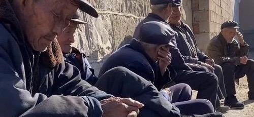 ［闪小说］人生而孤独,独居老人老了怎么办? 
《守护》
文／连河林

村里独居老