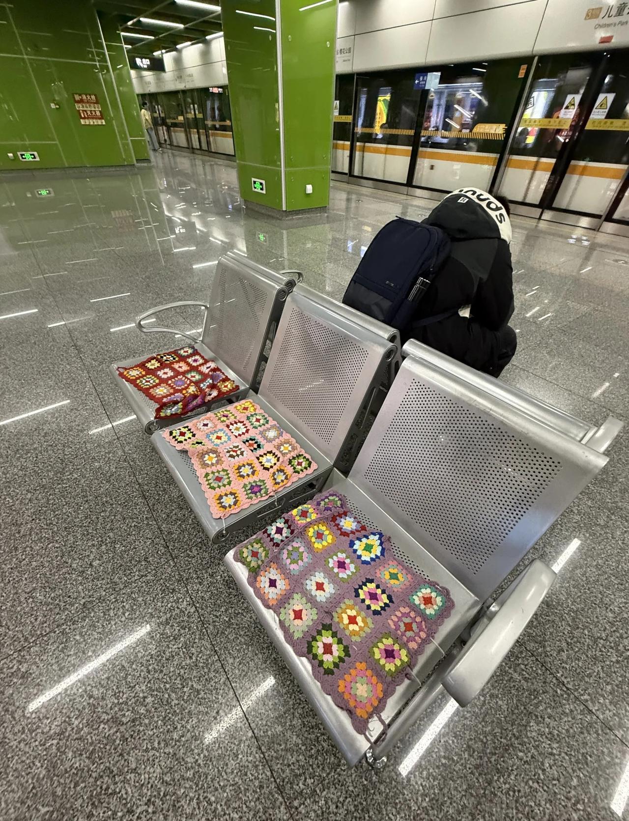 宁波真的是一个有爱的城市啊！
在宁波四号线儿童公园坐地铁的时候
看到了可爱的毛毡
