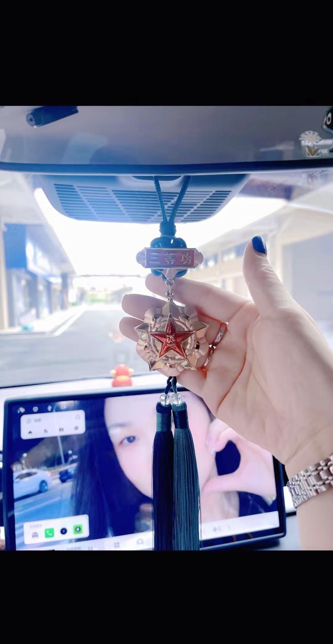 没有很懂事，只是很能忍，生活敬我是个女汉子，而我心里藏着个弱女子。军功章