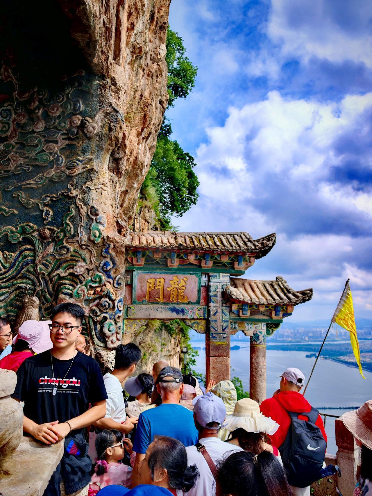 山不在高，有仙则名；水不在深，有龙则灵。昆明市西山区西山风景优美~龙门