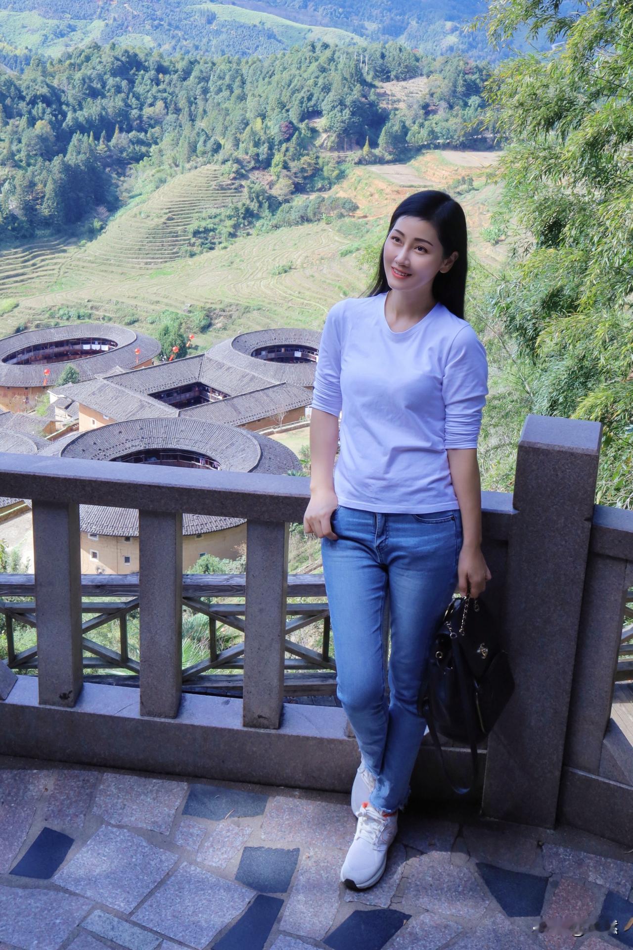 福建南靖土楼，犹如一本轻轻展开的线装古书，氤氲在大山深处，每一页都落满了时光的尘