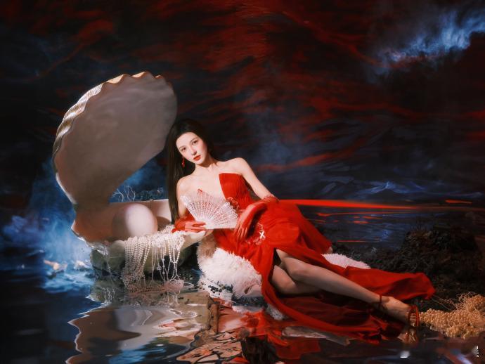 张予曦珍珠珊瑚礼服张予曦今天是珊瑚新娘 薄纱披肩配珊瑚礼服！珍珠串成的装饰随动作