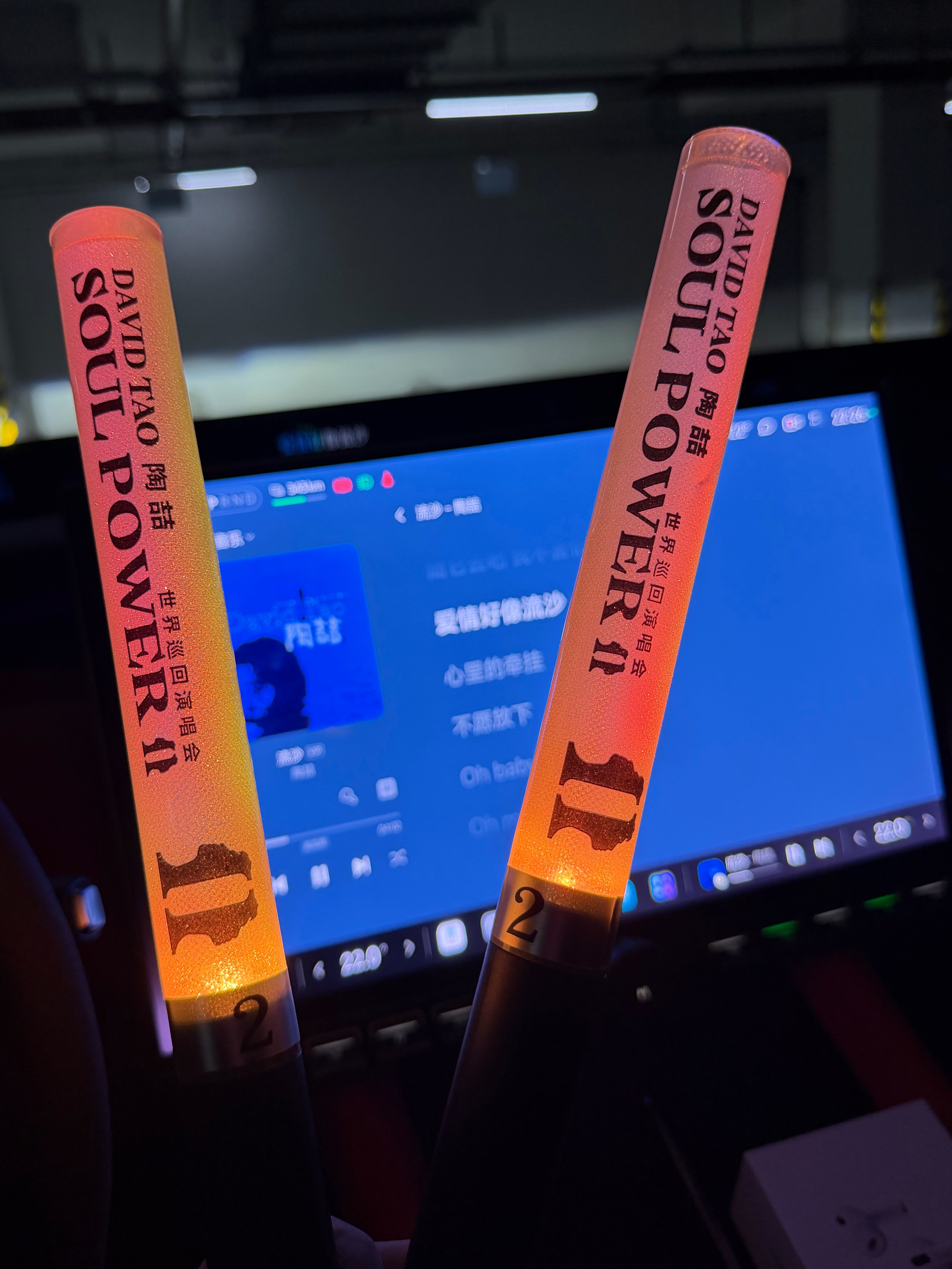 就在刚刚，开车门的瞬间，发现灭了一周多的荧光棒突然亮了，车里正在放着流沙。 ​​