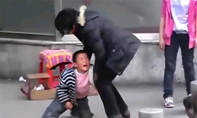 6岁男孩躲打离家22年，才懂母亲藏在打骂里的悲苦
 
“你别跑，看我逮到你，不把