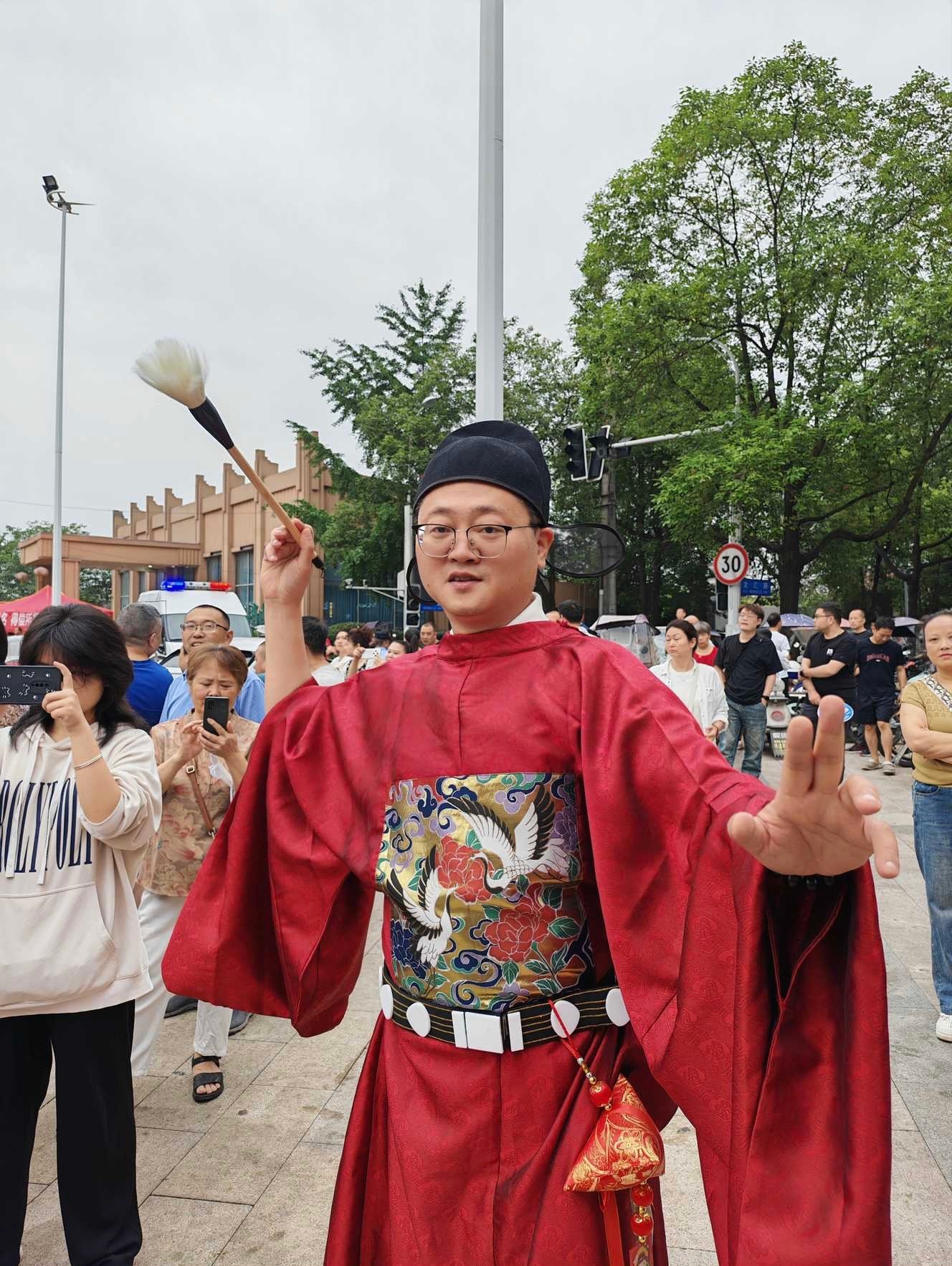 高考场外家长花式叠buff成都高考第一天，场外家长应援太拼了！踩着高跷想让孩子“
