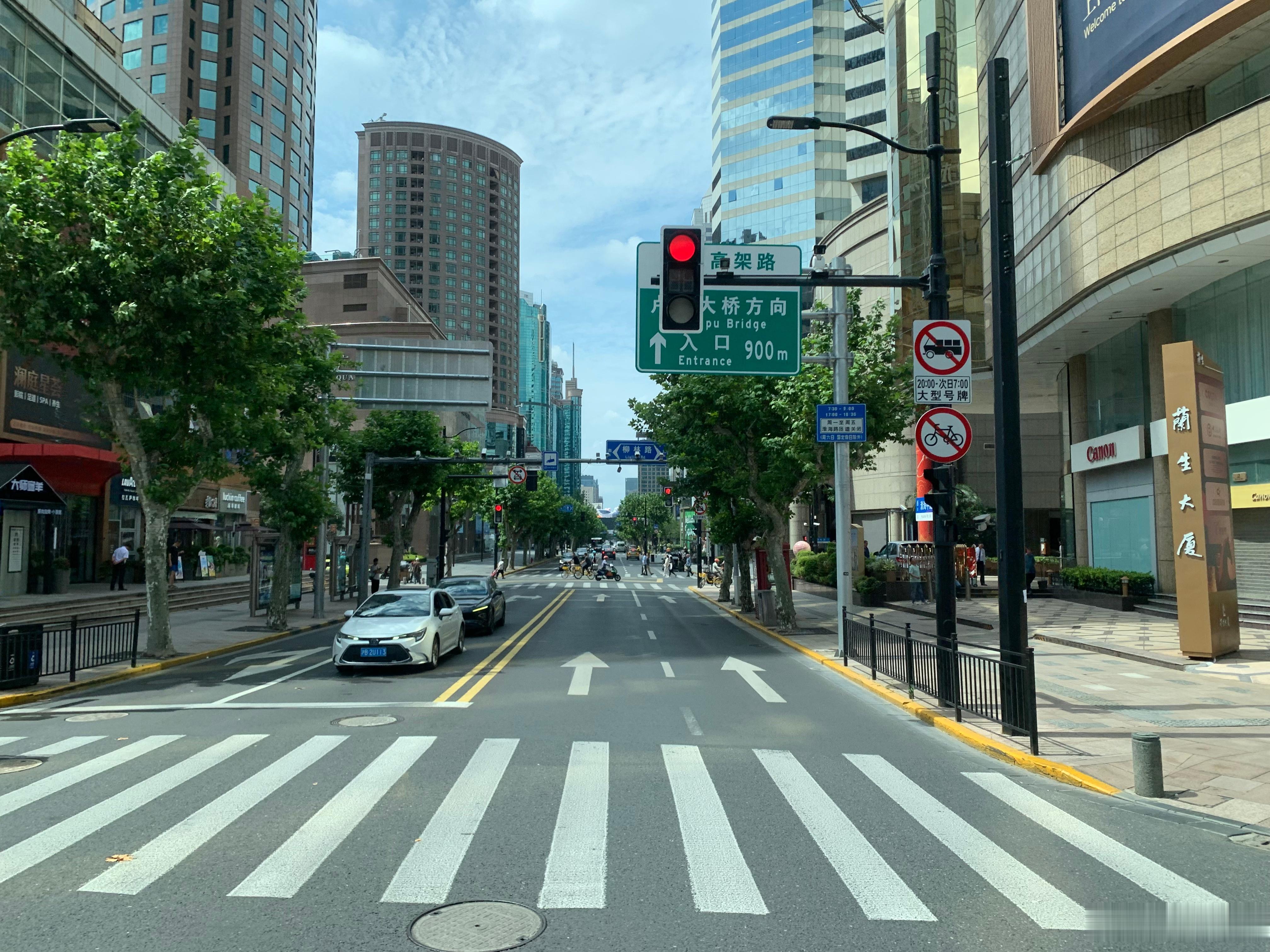 在公交车上过了几个路口。老上海们，我这坐的是几路公交车？[挤眼] ​​​