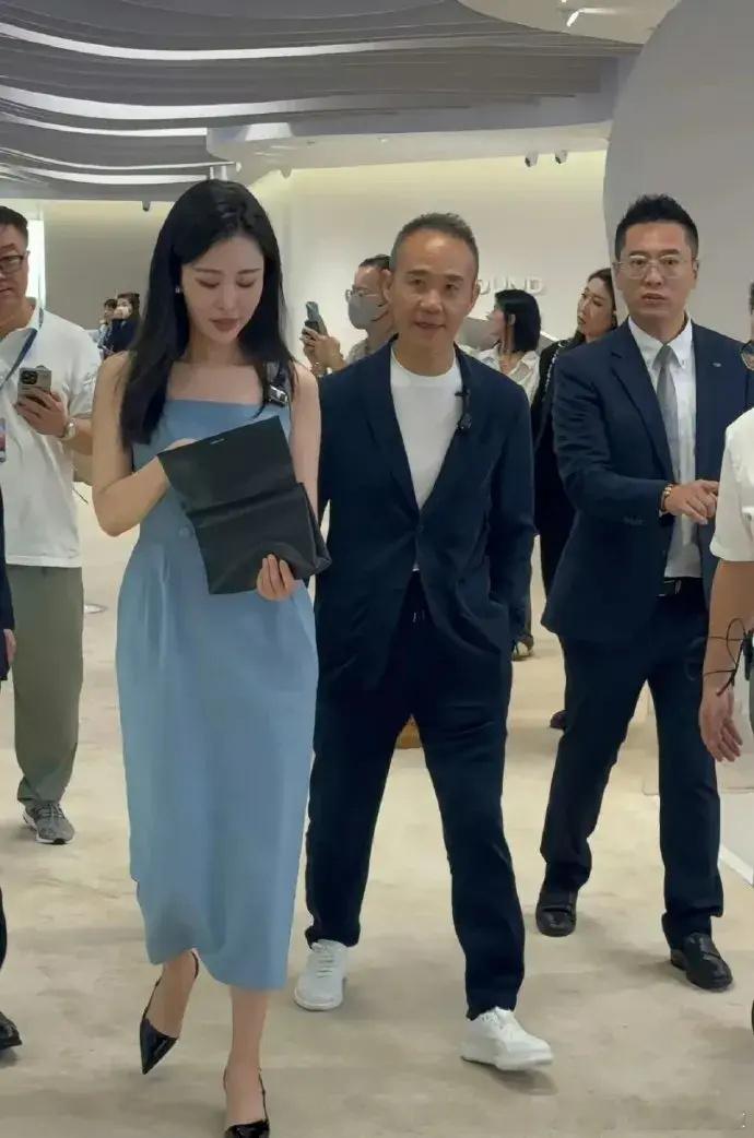 王石携田朴珺同行，风光无限，面露得意。 