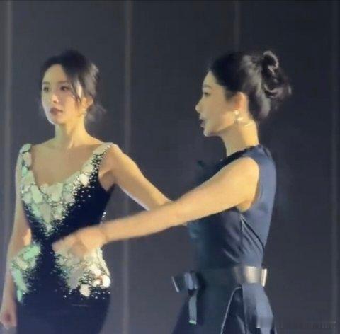 杨幂扶孙俪和杨紫上台幂幂真好，自己上台之后还扶孙俪杨紫白玉兰五大视后候选人同框被