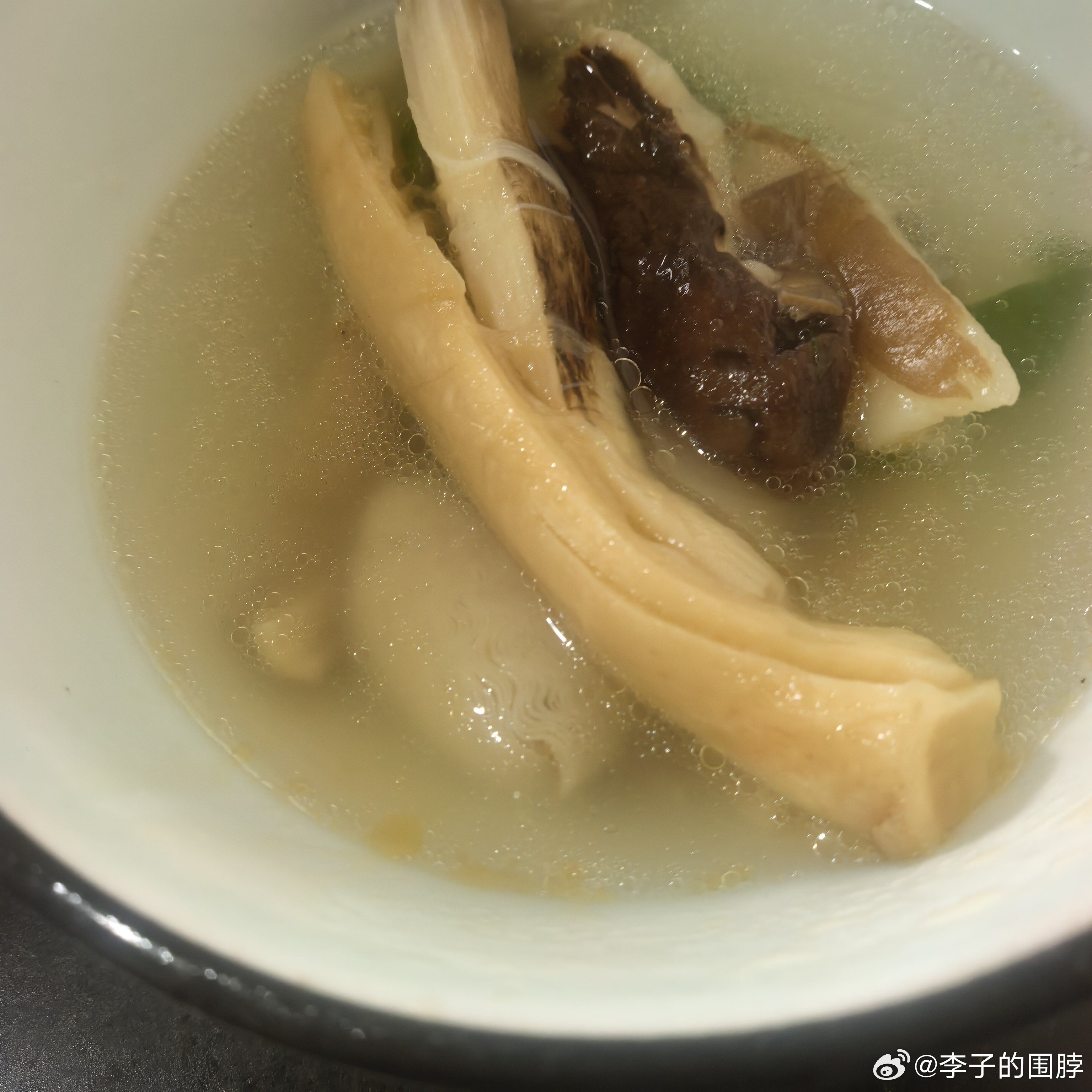 吃一碗干巴菌炒饭再喝上一碗鸡枞汤，这种鲜美人类竟然能享受到，大自然对人类真好。 