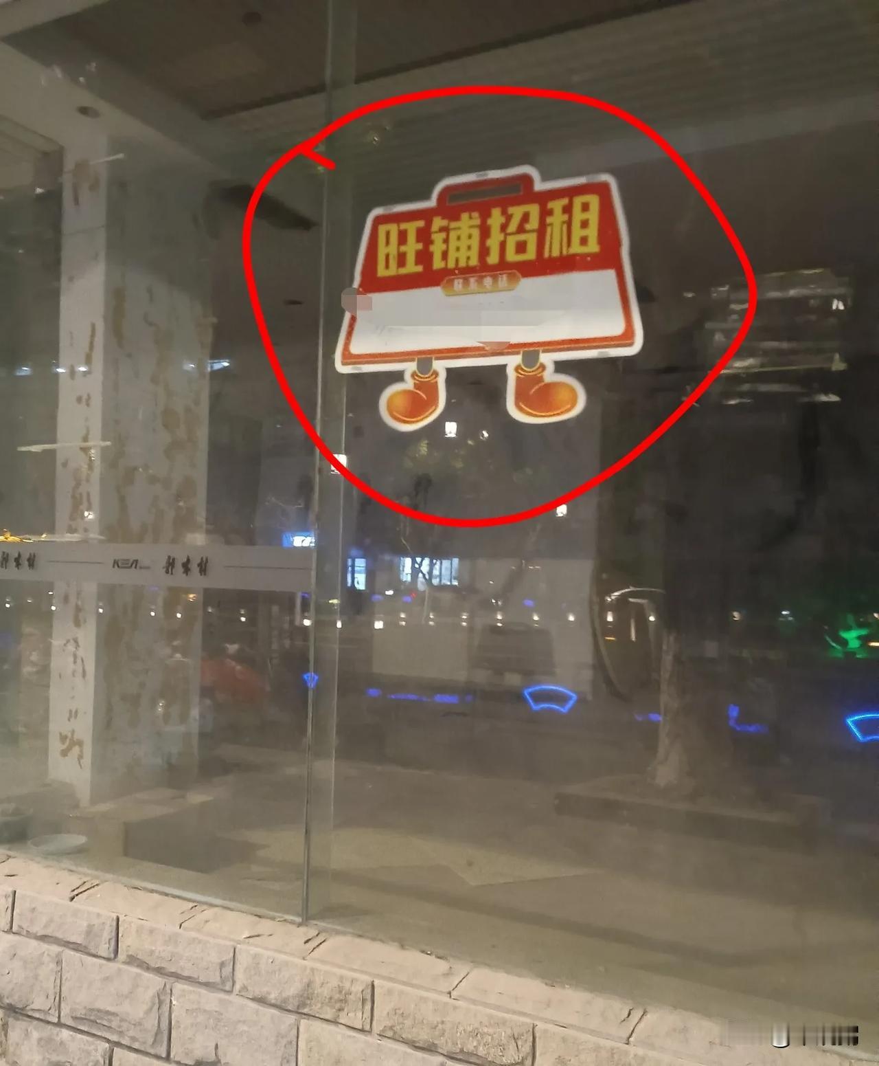 某地，是否好心办了坏事？
某地为让沿街商铺更美观，对正在招租的商铺实行统一格式管