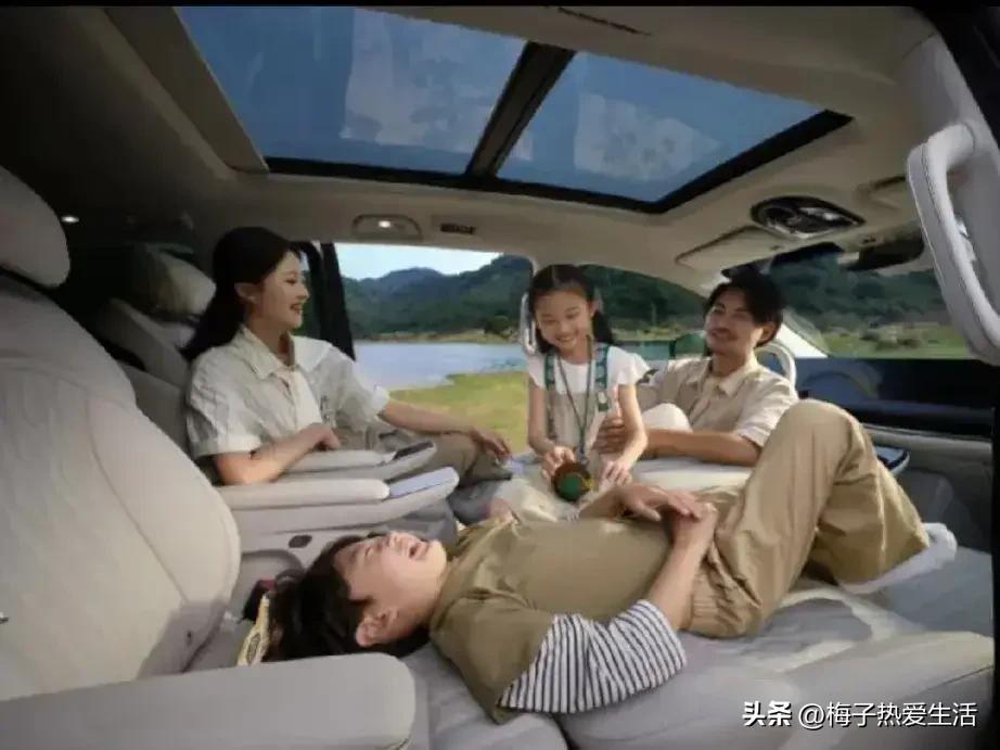 目前正在走下坡路的8大行业：
1. 房地产
2. 白酒行业
3. 婚庆行业
4.