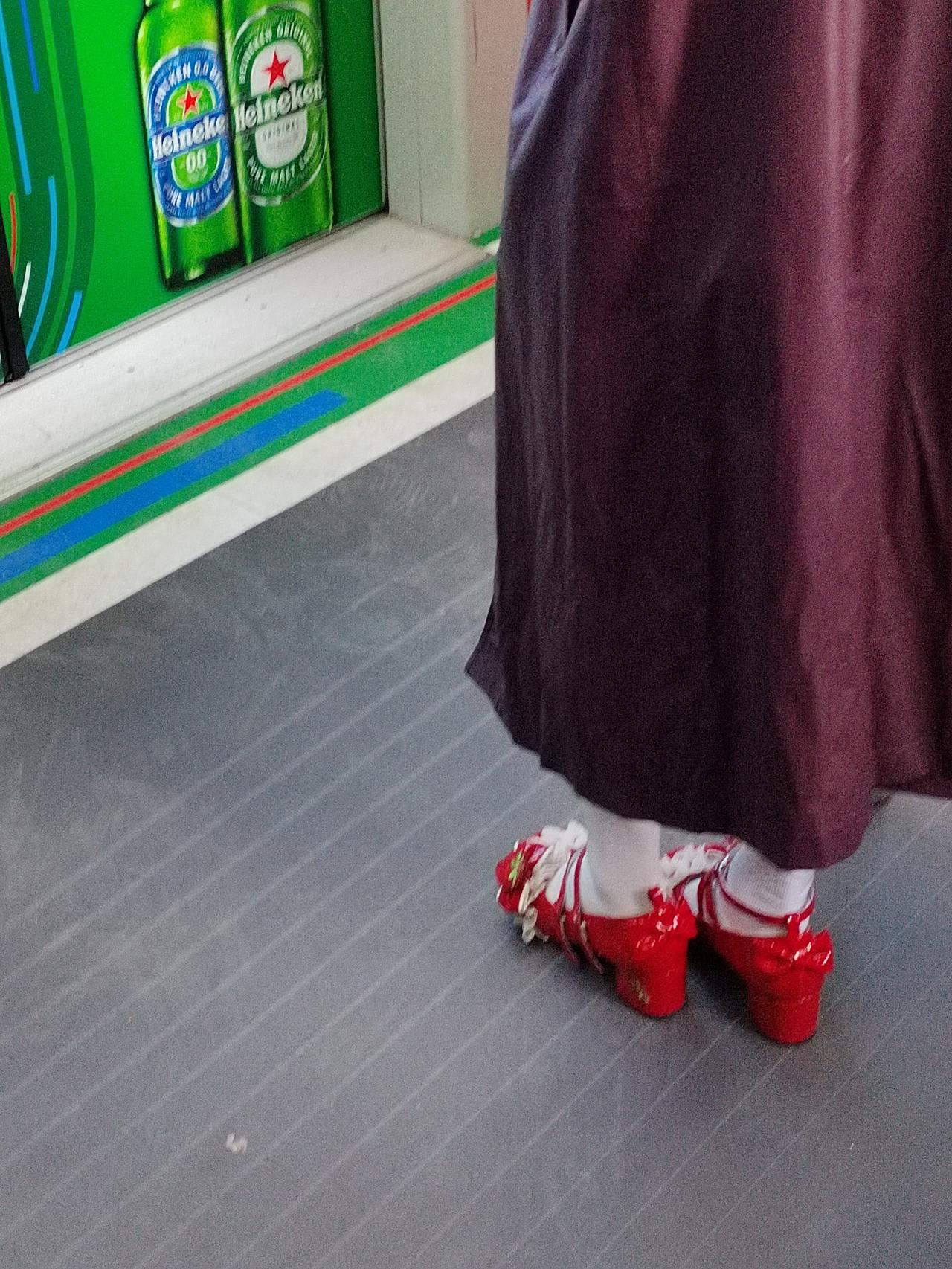 不懂就问， 这样的鞋子脏了怎么处理？地铁上看到一个女孩穿着红色的高跟鞋，鞋面上全