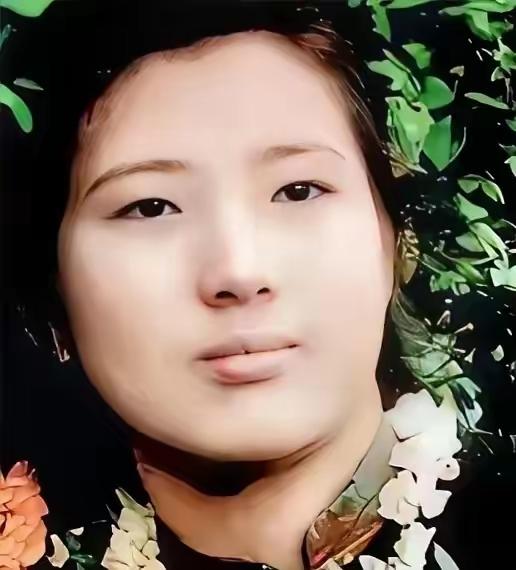 1955年，武汉女大学生吴明珠，放弃了城里的工作，趁父母不注意，连夜逃往新疆，父