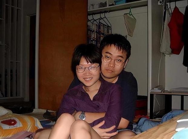 2005年，清华女博士，趁丈夫熟睡时，用手枪亲手结束了丈夫的生命，之后，她还与丈