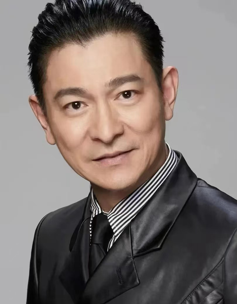 刘德华一如既往的帅气且绅士刘德华西装搭配牛仔裤 混搭风很容易显乱，但他把正经和休