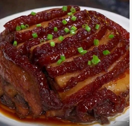 带皮五花肉冷水下锅，加姜葱料酒煮30分钟，捞出擦干。肉皮扎小孔，抹老抽上色。六成