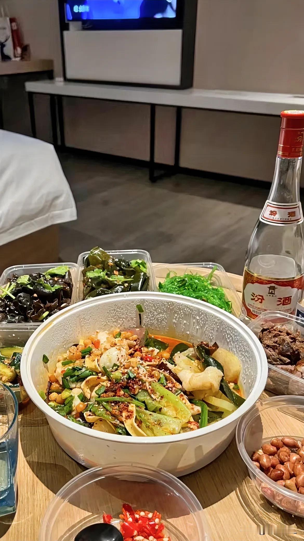 失眠有点严重，这都已经凌晨快4点了，三部好莱坞电影看完，仍旧不想睡觉。我才三十几