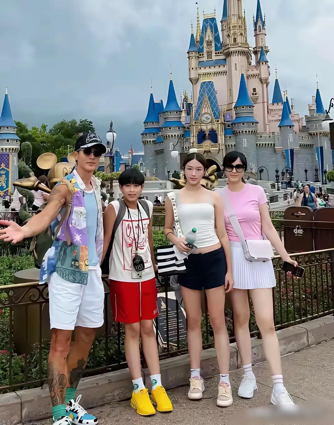 娱乐圈最高颜值的一家四口之一，不接受反驳。 ​​​