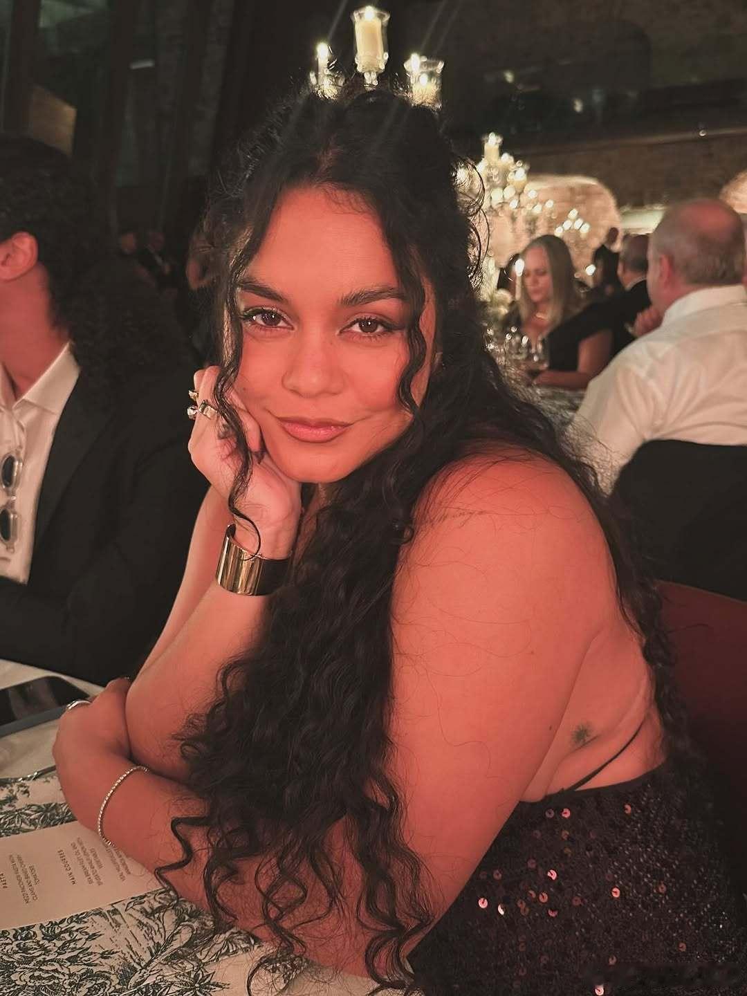 vanessa hudgens凡妮莎哈金斯分享新照，挺着孕肚和老公Cole tu