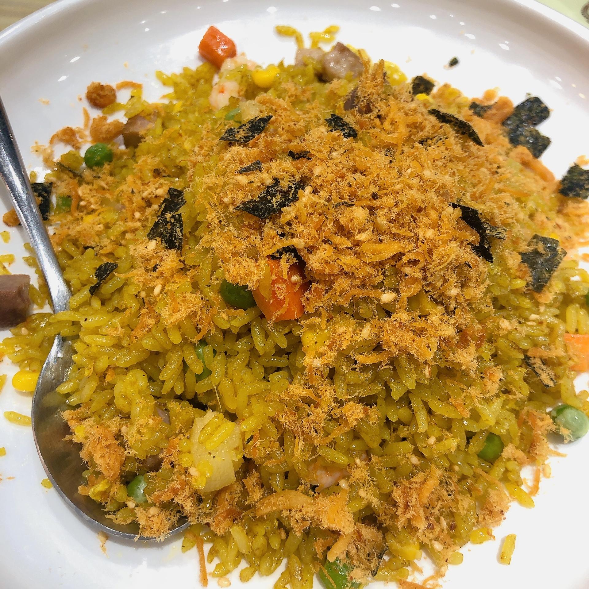 今日好奇心菠萝炒饭（但是咖喱味），口感挺丰富的，但吃不出来菠萝的甜 ​​​