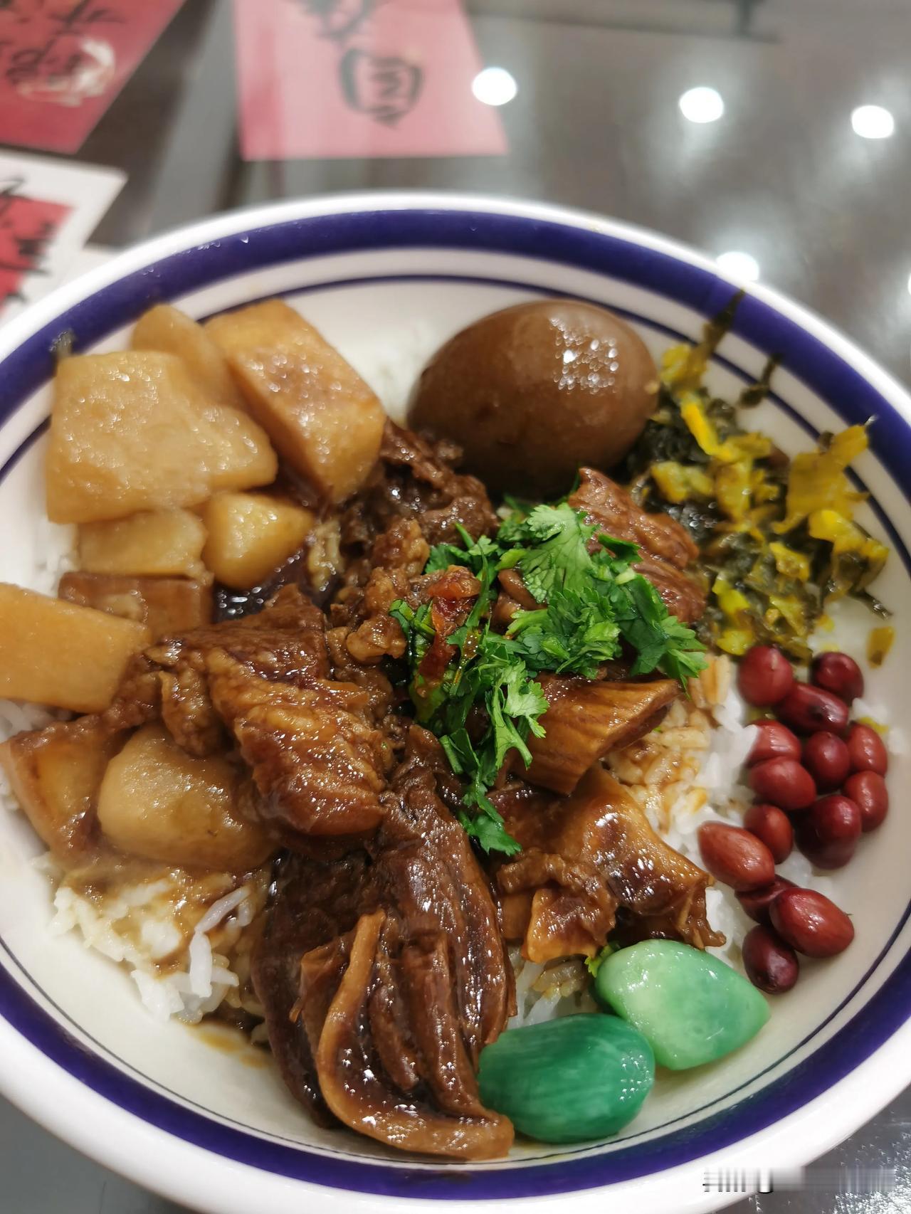 今日餐桌美食分享济南东西丹凤街上的牛腩饭，牛腩炖的入味软烂，加牛肉汤、糖蒜，真是