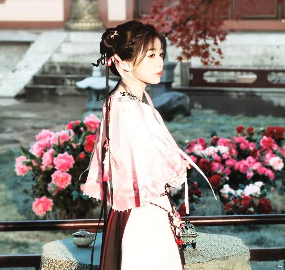 #永夜星河[超话]# 小风吹的那个妙呀～[害羞]真的美的我抓心挠肝，我都被光所诱