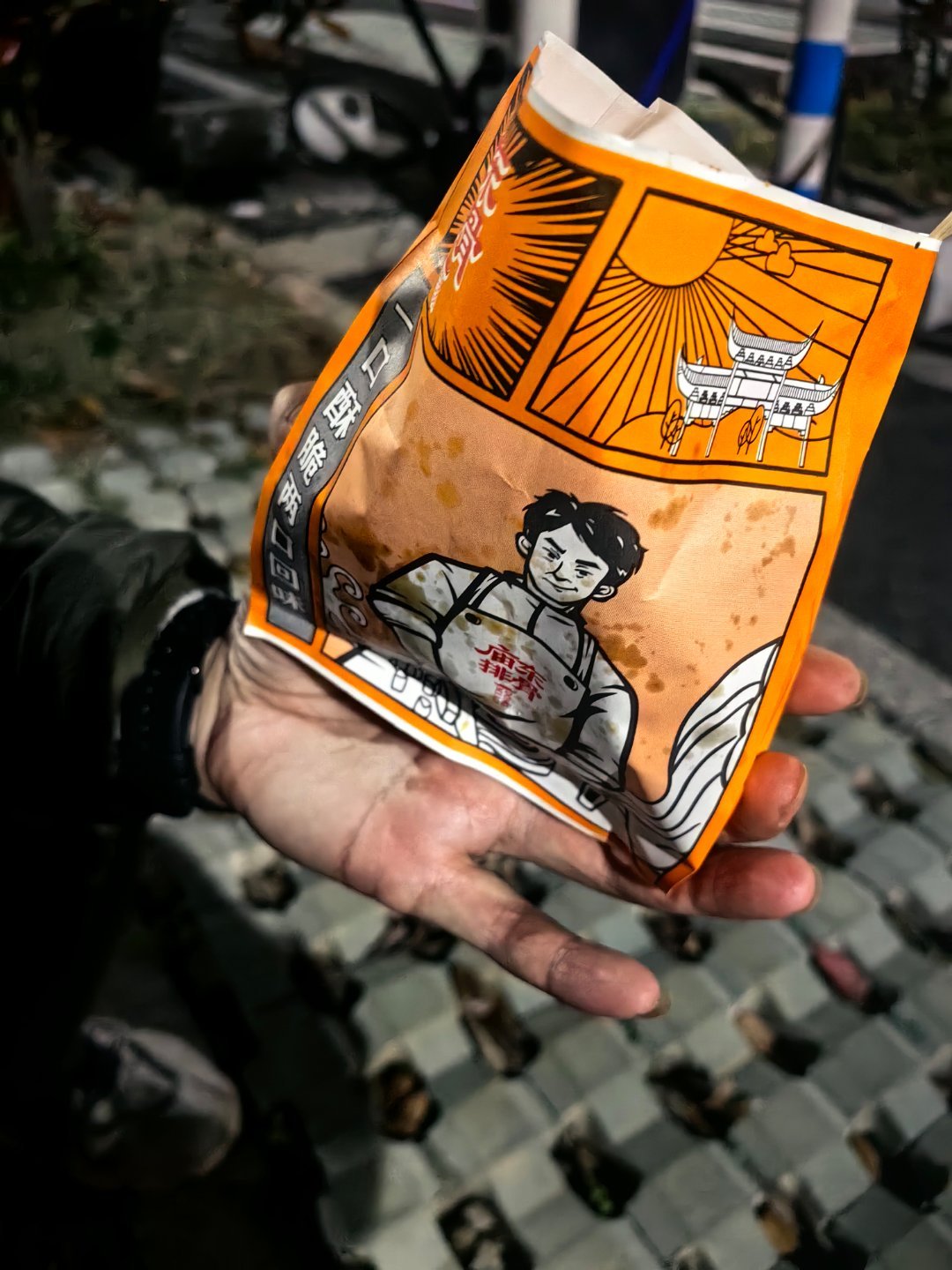 *在路上*拍长江大桥回来，某人想啃点啥喝点小酒。就买了双拼，却只给了排骨，服务员