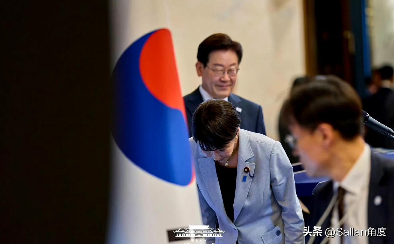 镜头下的算计：韩国拍下高市早苗向韩国国旗鞠躬！

李在明把尹锡悦在日本向日本国旗