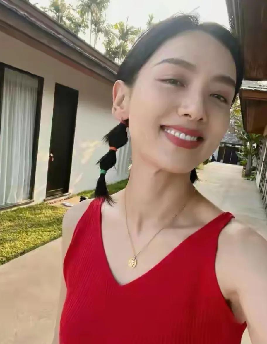 李晓峰这个造型也太可爱了吧
那一抹红，那个可爱的头发造型
再加上那甜美的笑容
真