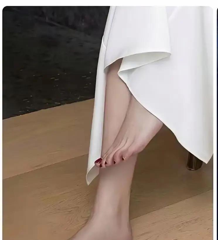 白西装杀疯了，3天涨粉50万
 
她往那儿一站，肩线像刀裁，下摆纹丝不动。全白，