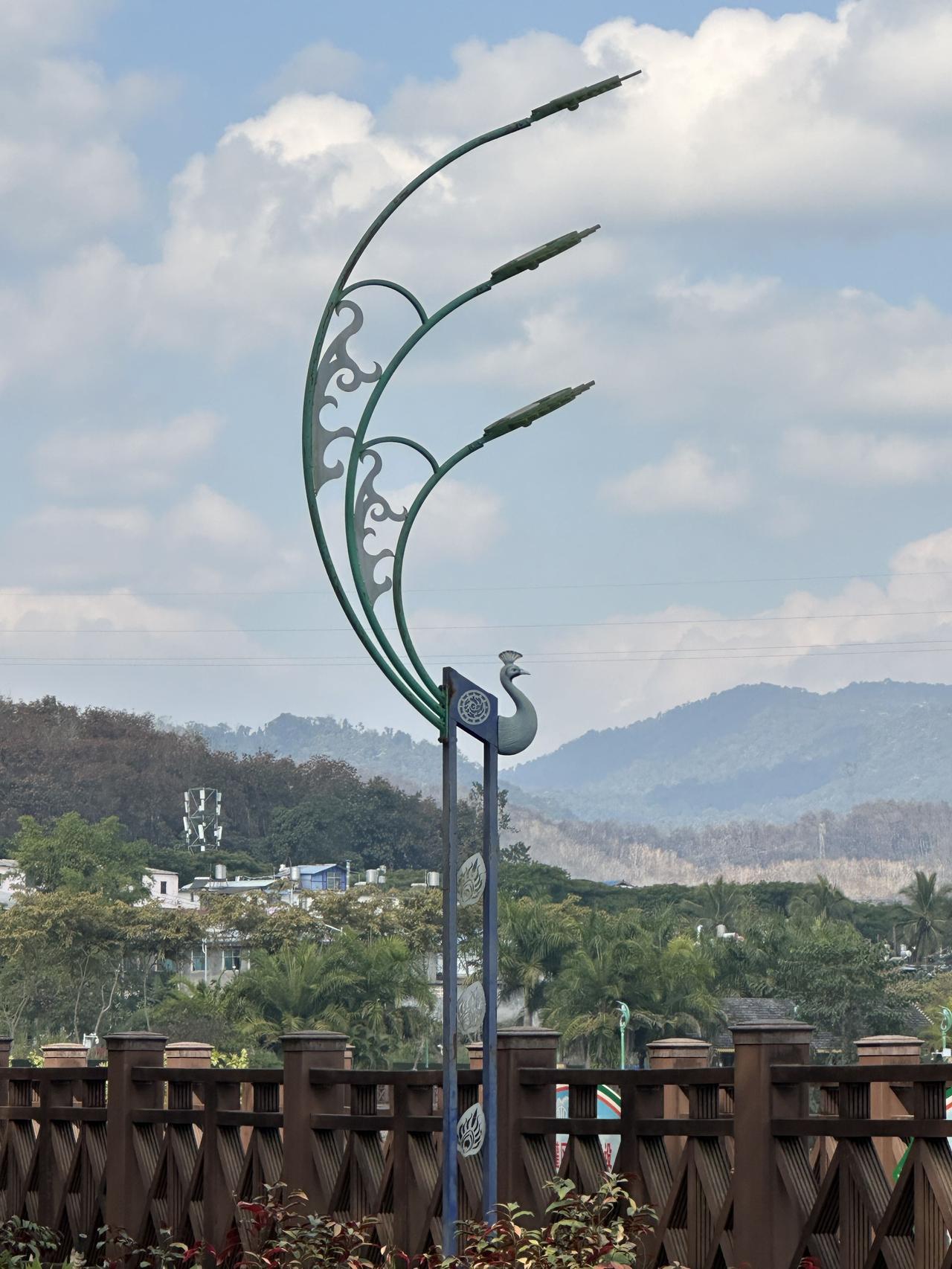 孔雀故乡的路灯造型艺术

有孔雀故乡之称的云南勐腊，孔雀被视为吉祥鸟，路灯的造形