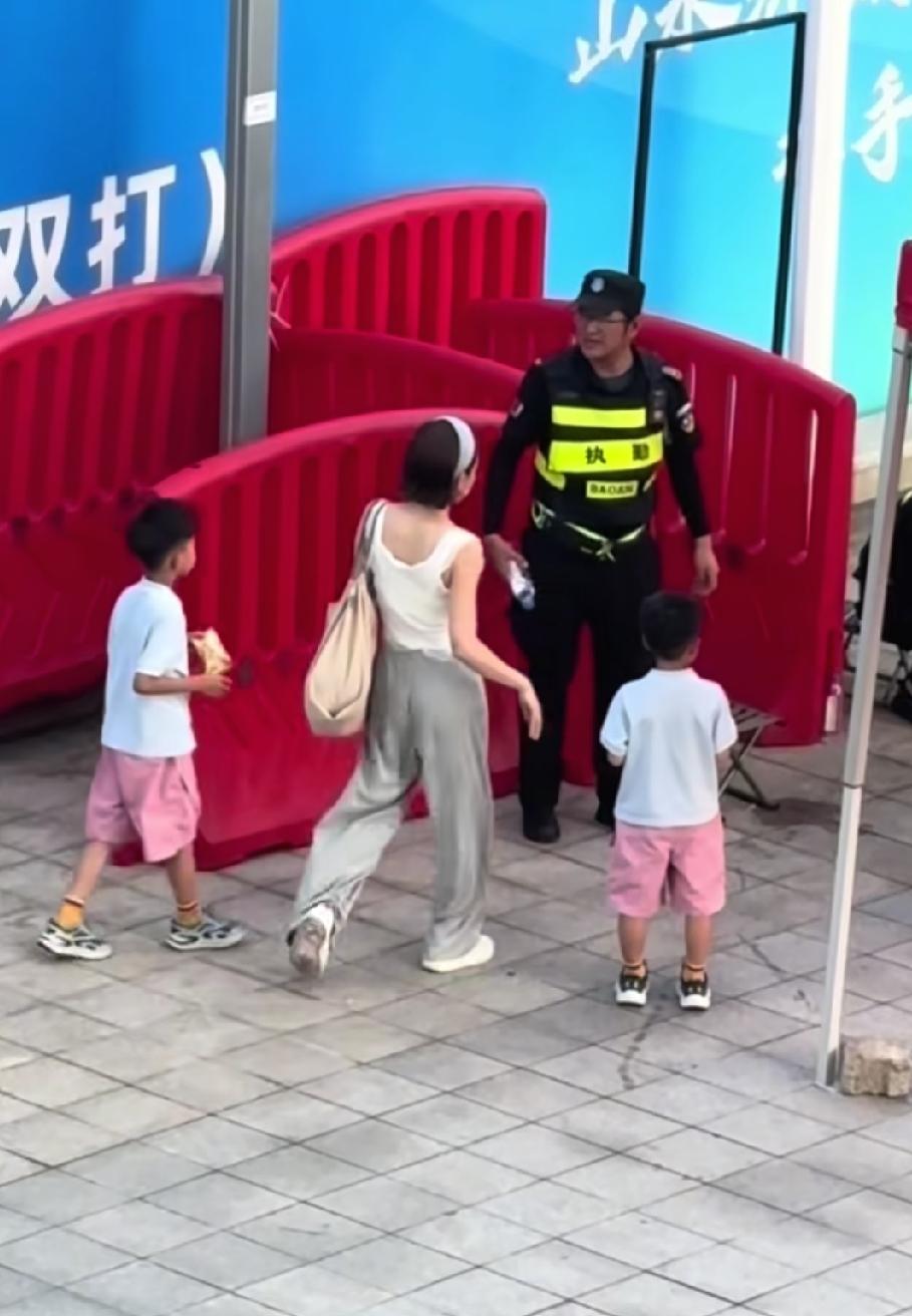马龙的幸福，真的很直观。这次比赛，孩子跟着妈妈去现场看比赛。进场前发生一件有趣的