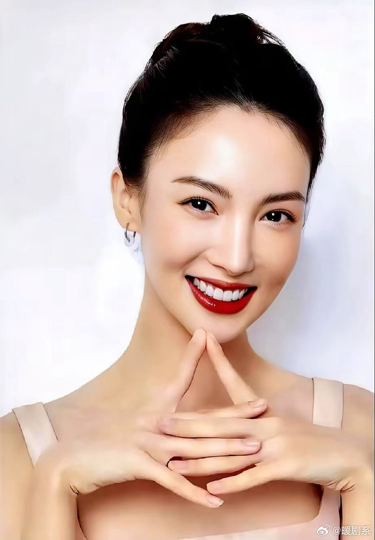 金晨的妆，是不是有点太用力了？总感觉她不管是古装还是现代剧，嘴上永远是那抹大红唇