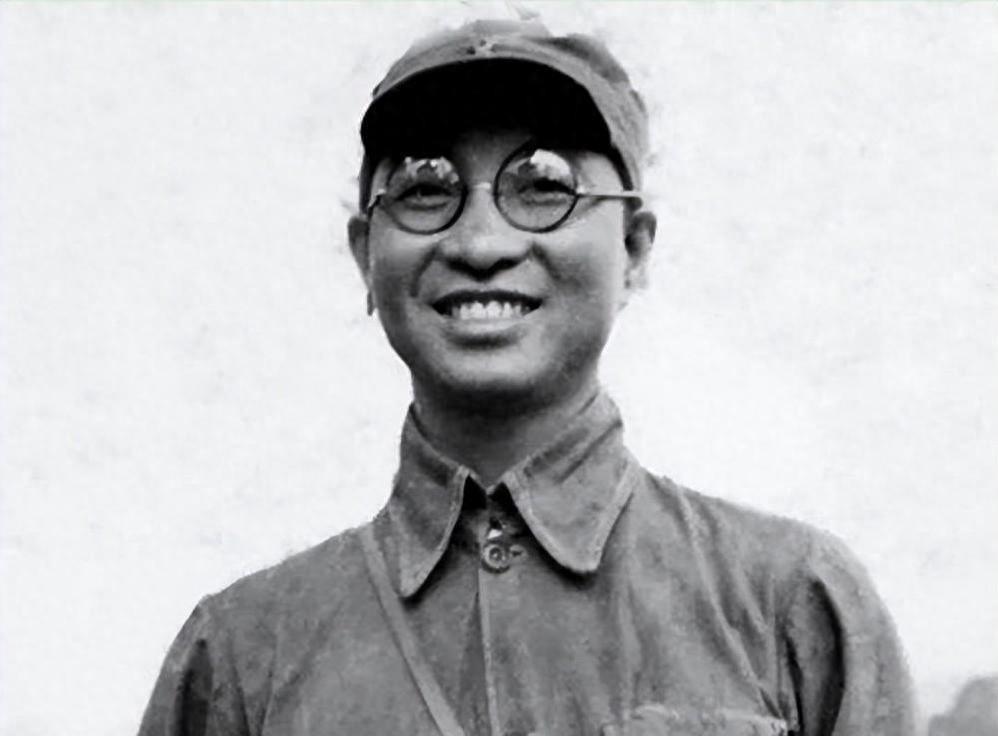 张云逸赠送汽车给陈赓，陈赓发现车里有一把刀，关上车门后表示自己只要这辆车！
19